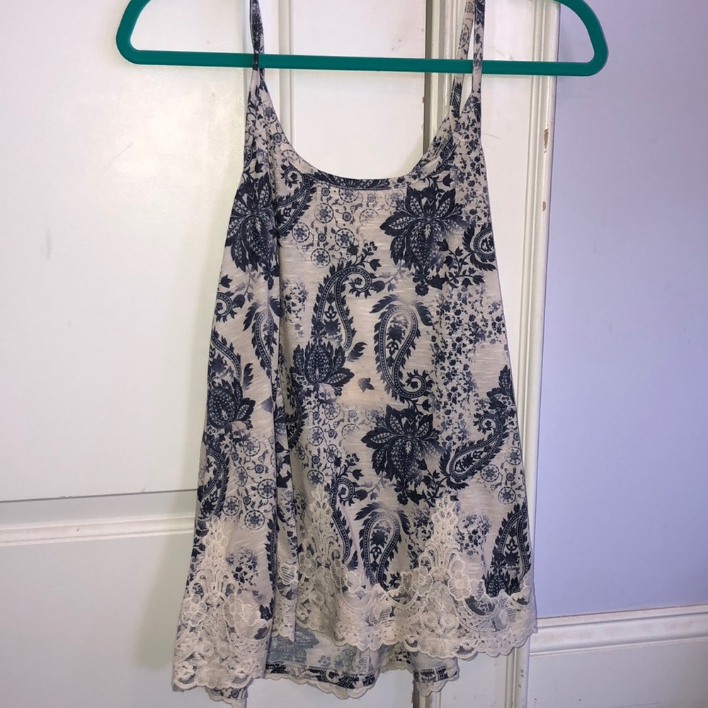 Lose tank top blue and white pattern with lace